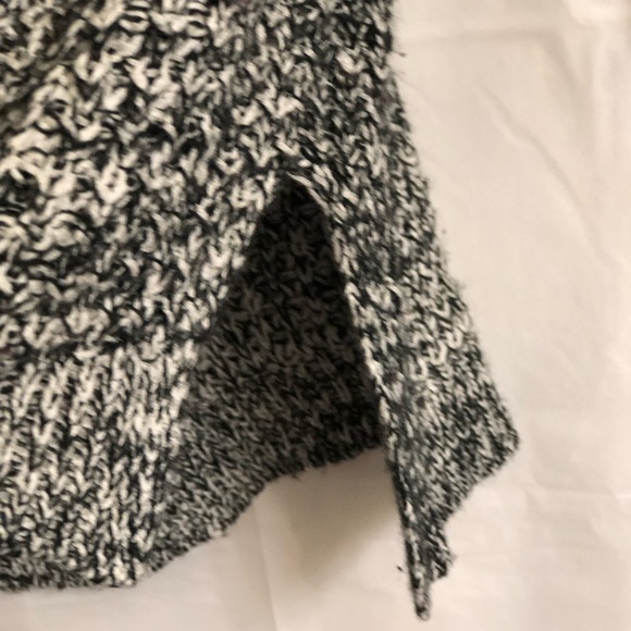 Charcoal Gray SUPER comfy tunic sweater! 🖤 - Picture 3 of 3